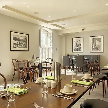 The Mariner, Hotel