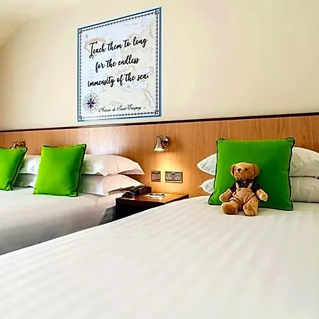 The Mariner, Hotel